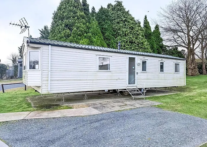 Lovely Caravan At Lower Hyde Holiday Park, Isle Of Wight Ref 24001G