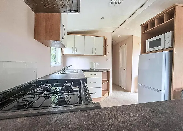 Lovely Caravan At Lower Hyde Holiday Park, Isle Of Wight Ref 24001G