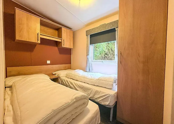 Lovely Caravan At Lower Hyde Holiday Park, Isle Of Wight Ref 24001G