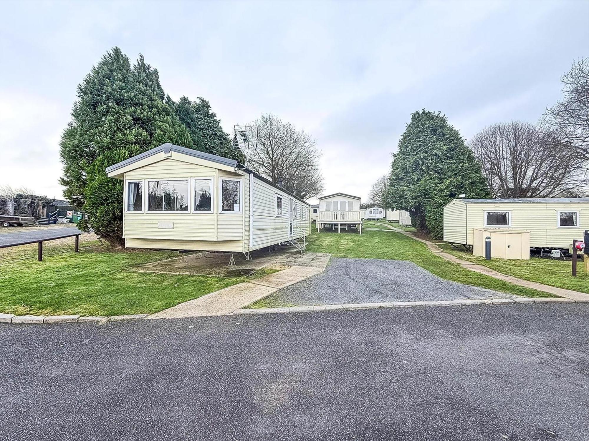 Lovely Caravan At Lower Hyde Park, Isle Of Wight Ref 24001g Shanklin
