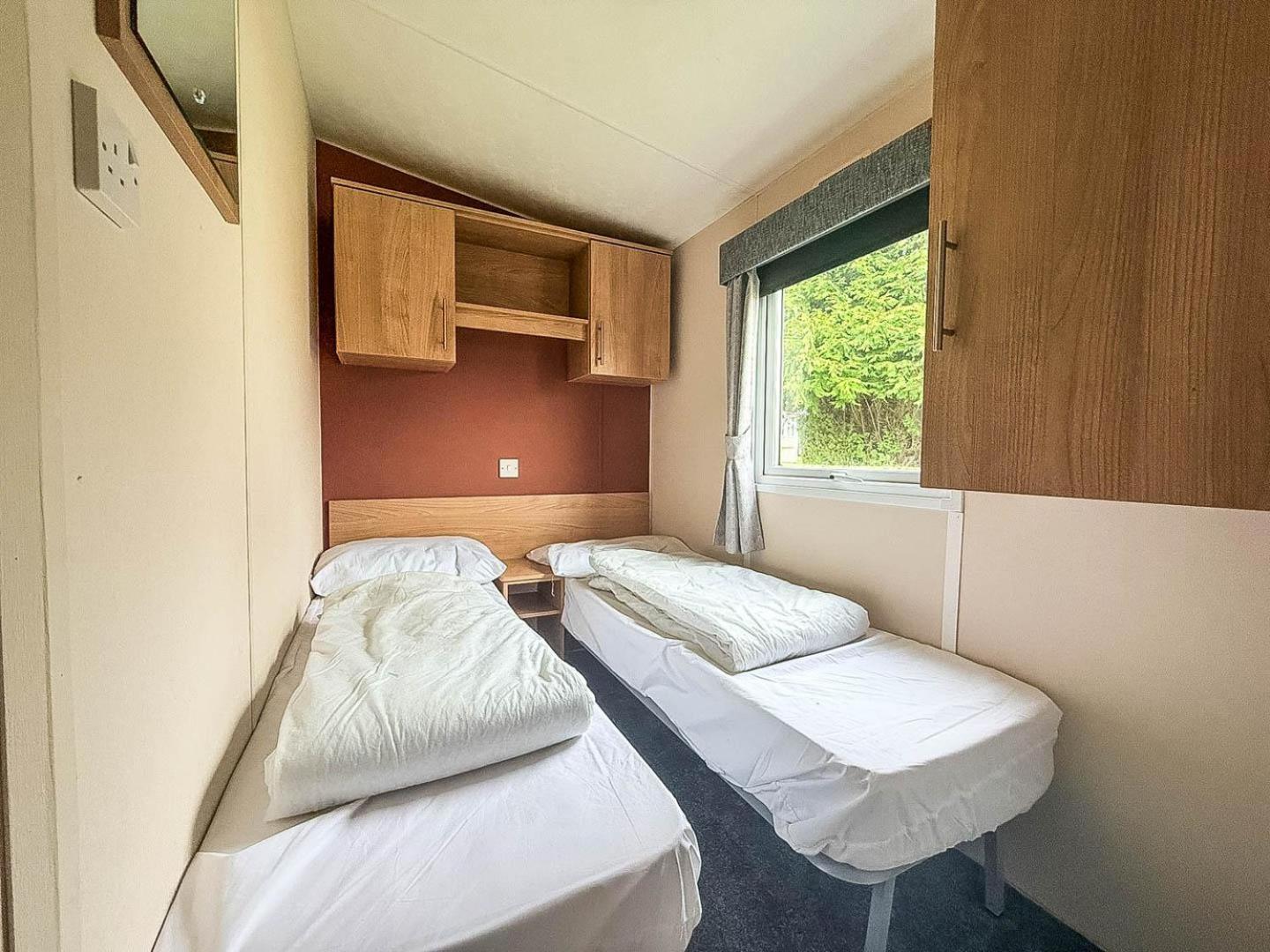 Lovely Caravan At Lower Hyde Park, Isle Of Wight Ref 24001g