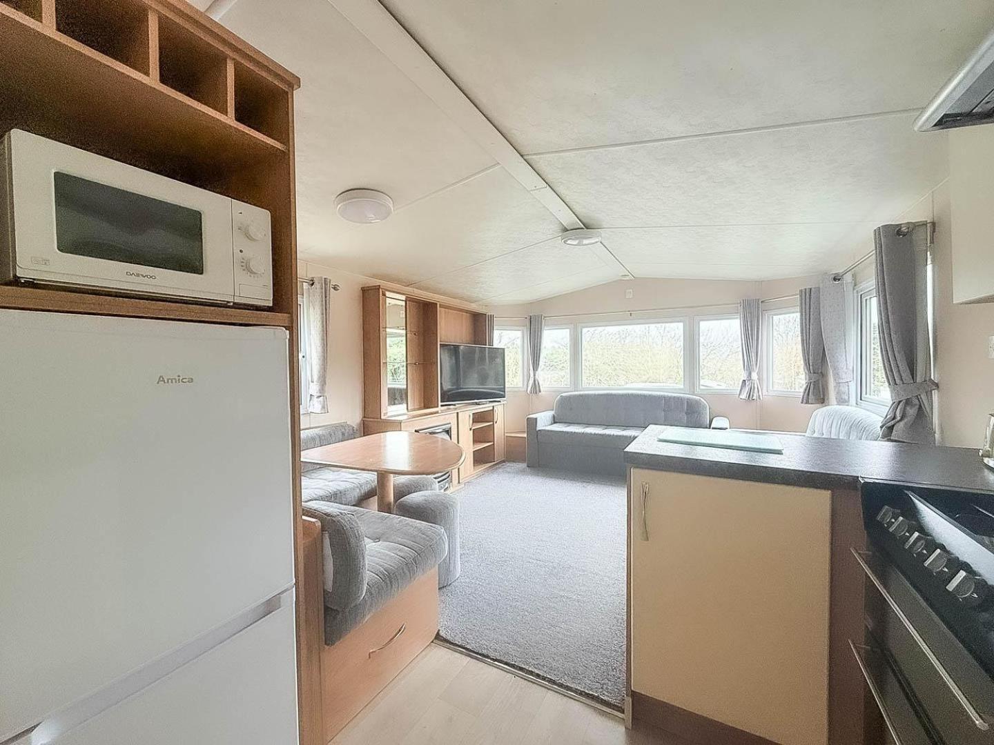Lovely Caravan At Lower Hyde Park, Isle Of Wight Ref 24001g Campsite Shanklin