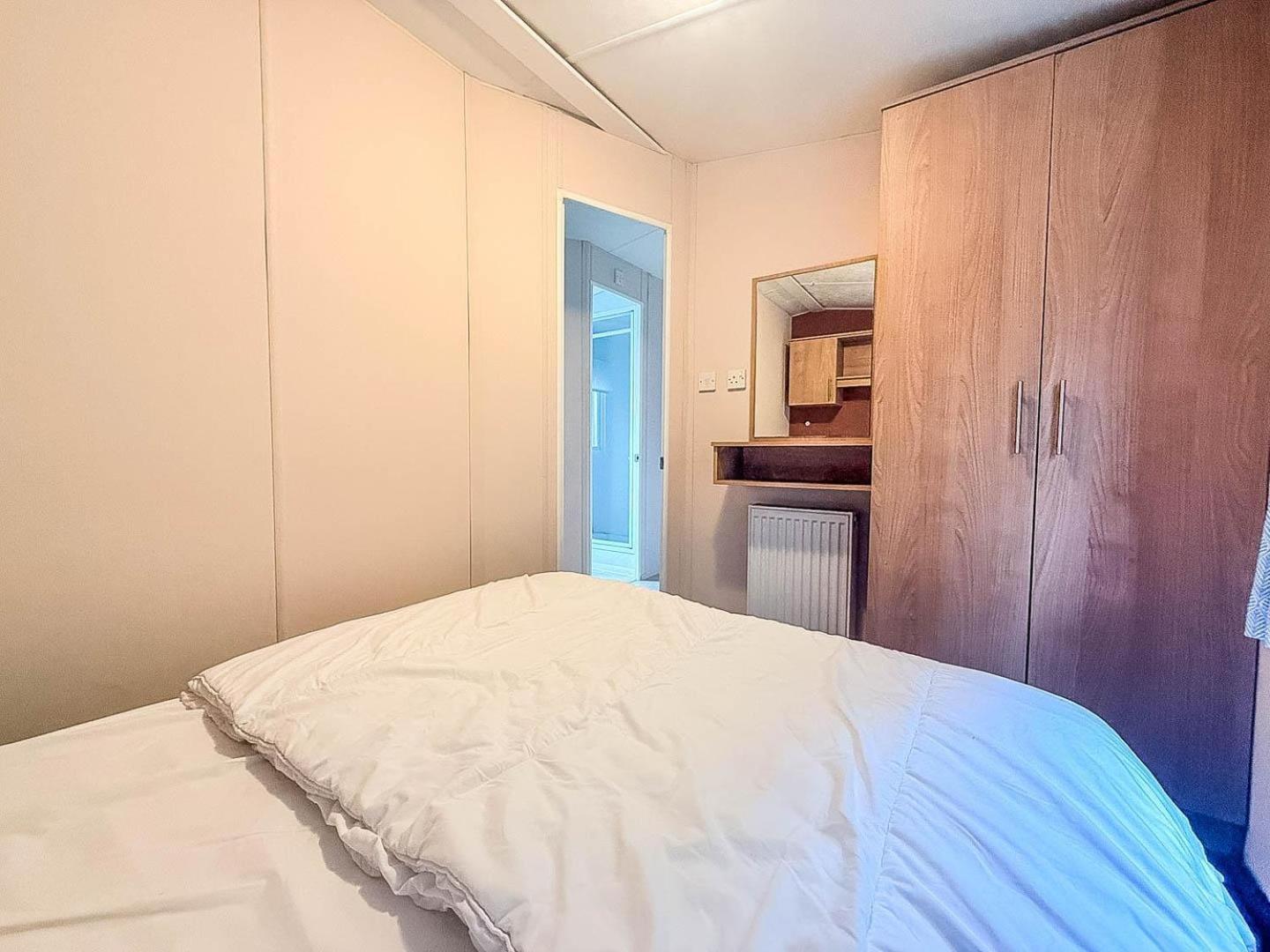 Lovely Caravan At Lower Hyde Park, Isle Of Wight Ref 24001g *
