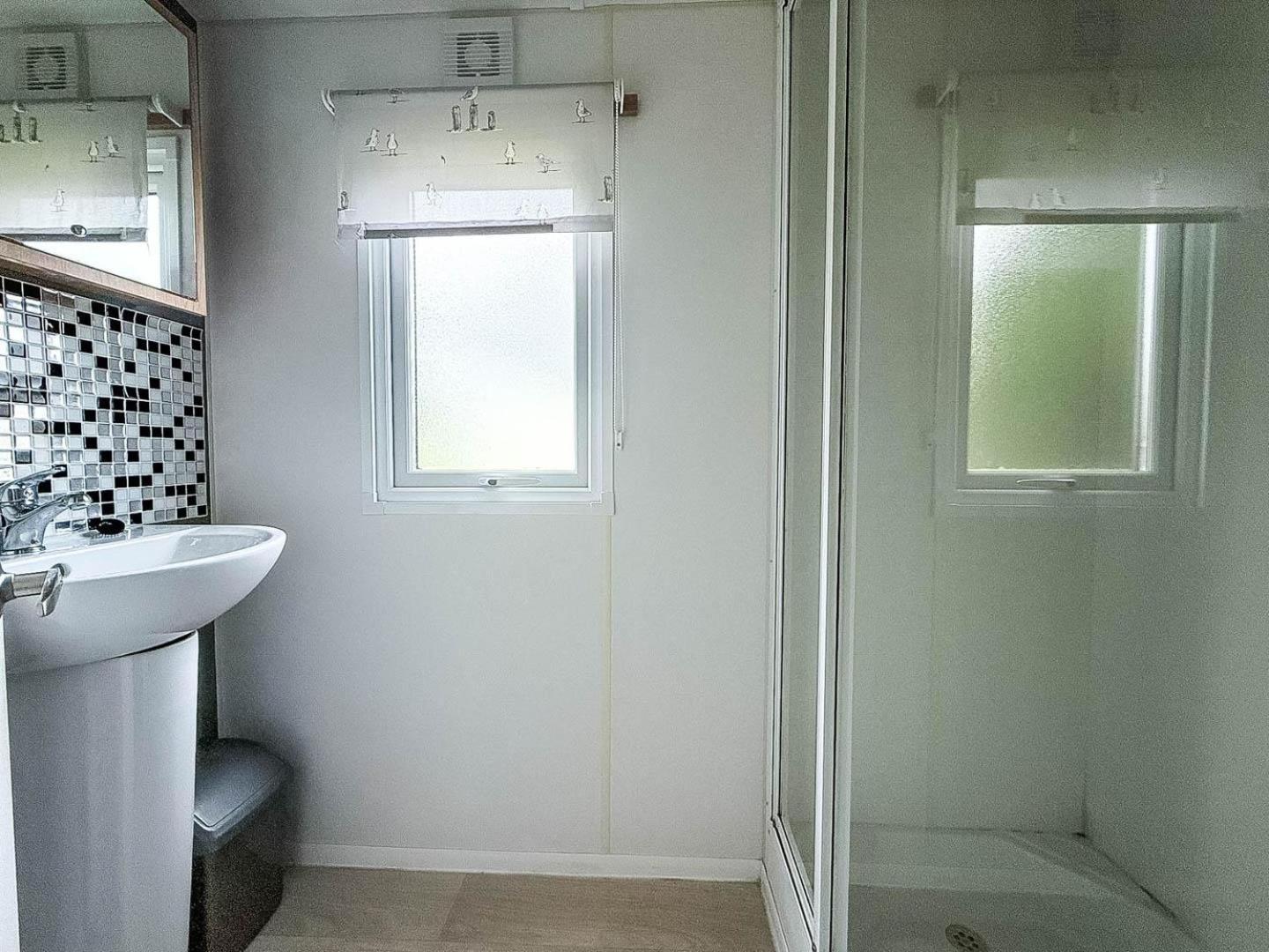 Lovely Caravan At Lower Hyde Park, Isle Of Wight Ref 24001g Shanklin