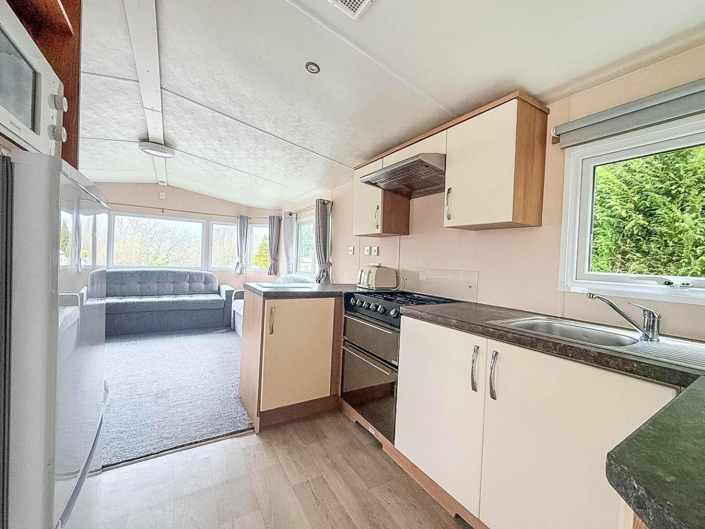Lovely Caravan At Lower Hyde Park, Isle Of Wight Ref 24001g *