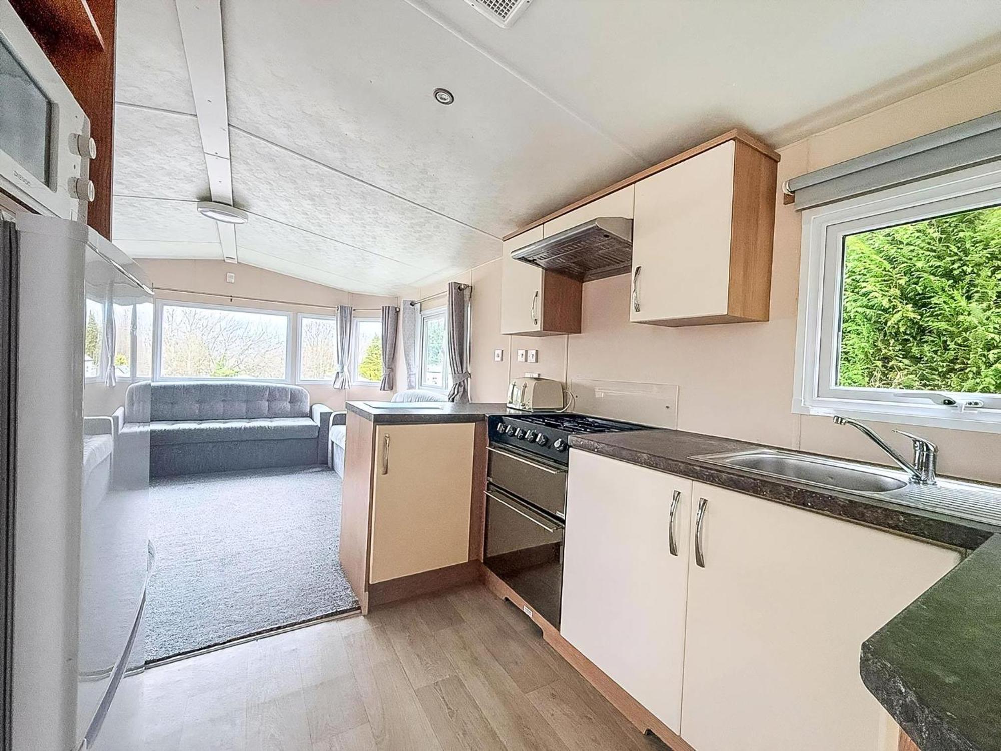 Lovely Caravan At Lower Hyde Park, Isle Of Wight Ref 24001g Campsite