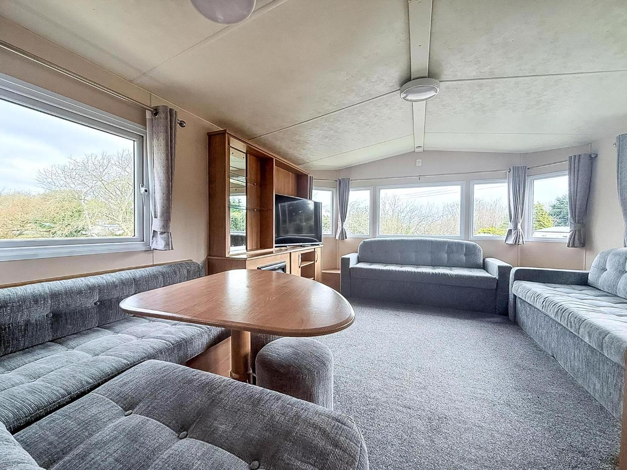 Lovely Caravan At Lower Hyde Park, Isle Of Wight Ref 24001g Shanklin